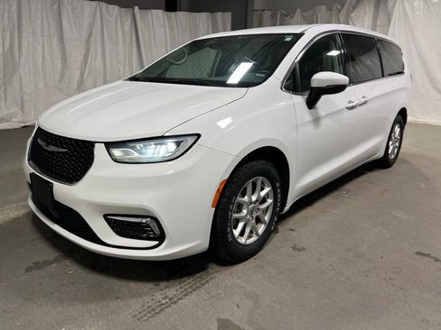 Used 2023 Chrysler Pacifica Touring-L FWD image 3