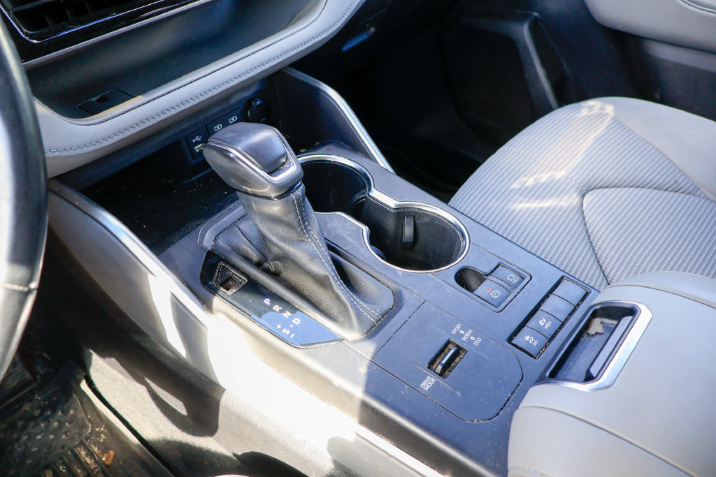 Used 2022 Toyota Highlander LE FWD image 17