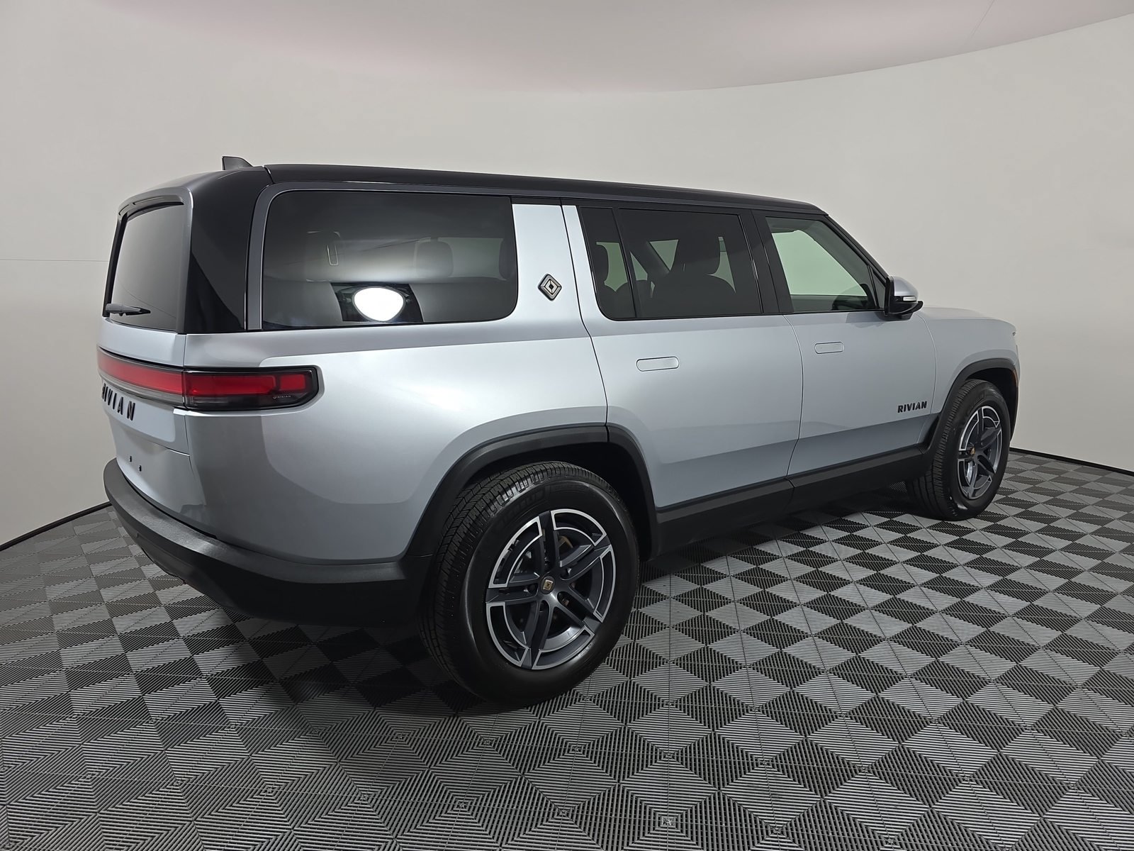 Used 2025 Rivian R1S Adventure Dual AWD/4WD image 5