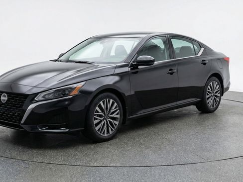 Used 2025 Nissan Altima 2.5 SV image 3