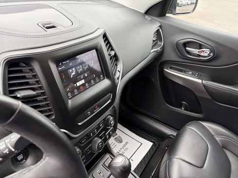Used 2019 Jeep Cherokee Latitude Plus w/ Cold Weather Group AWD/4WD image 14
