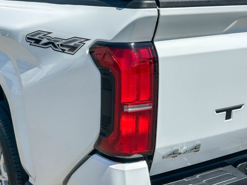 Used 2025 Toyota Tacoma SR5 AWD/4WD image 9