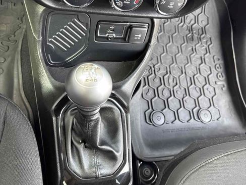 Used 2017 Jeep Renegade Altitude FWD image 16