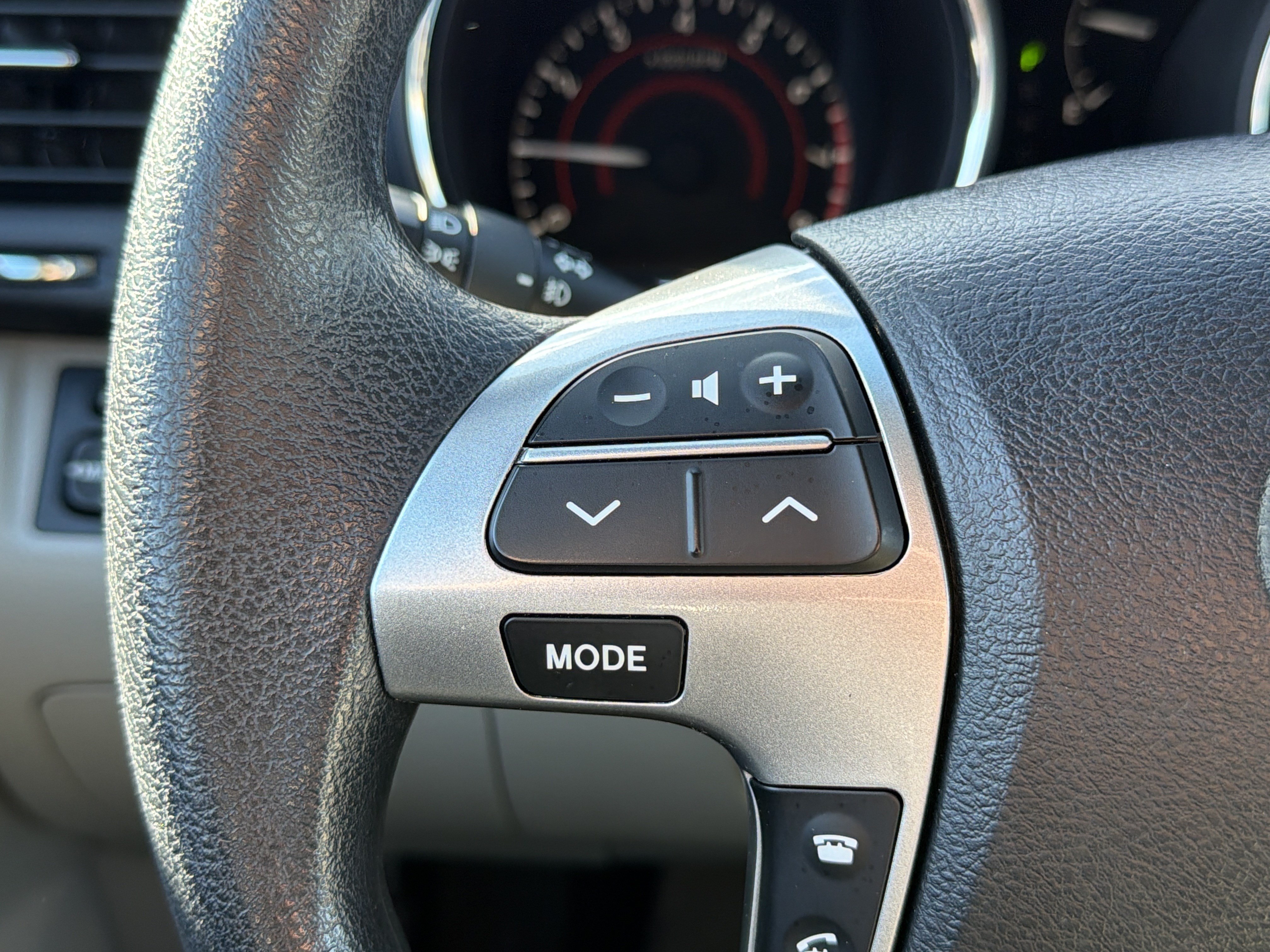 Used 2012 Toyota Highlander 4WD w/ Tech Pkg image 16