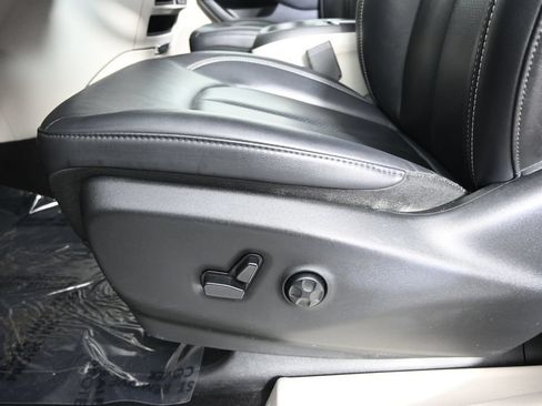 Used 2024 Chrysler Pacifica Touring-L FWD image 23
