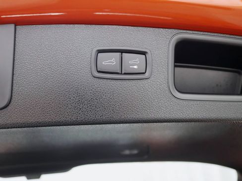 Used 2025 Porsche Macan AWD/4WD image 37