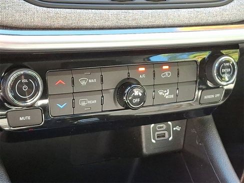 Used 2022 Jeep Compass Latitude image 16