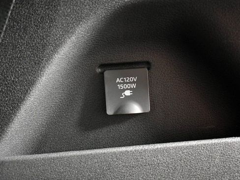 Used 2025 Toyota Sienna XSE w/ XSE Plus Package image 27