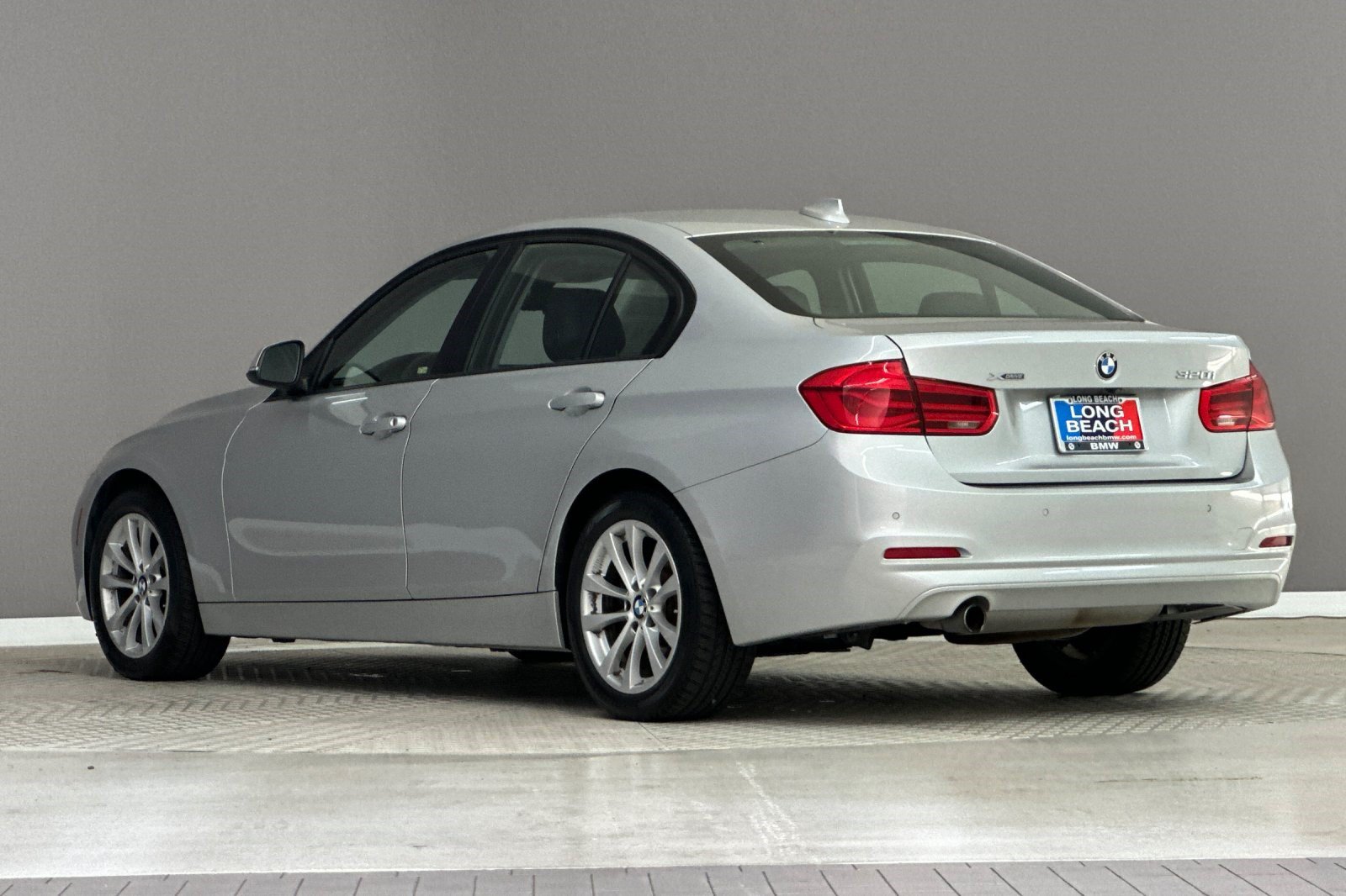 Used 2018 BMW 320i xDrive Sedan w/ Convenience Package AWD/4WD image 3