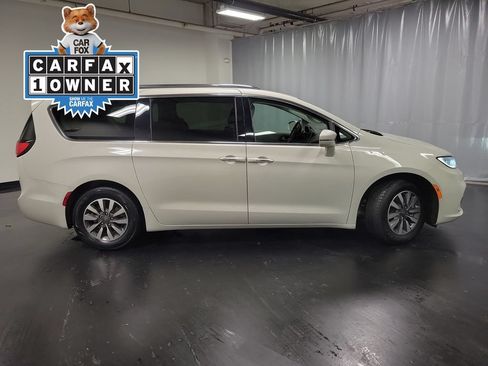 Used 2021 Chrysler Pacifica Touring-L FWD image 9