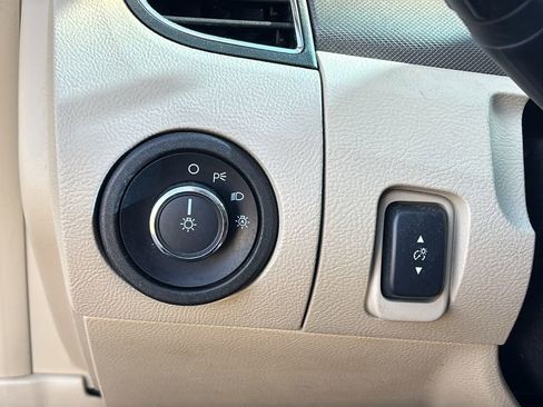 Used 2015 Ford Taurus SE image 15