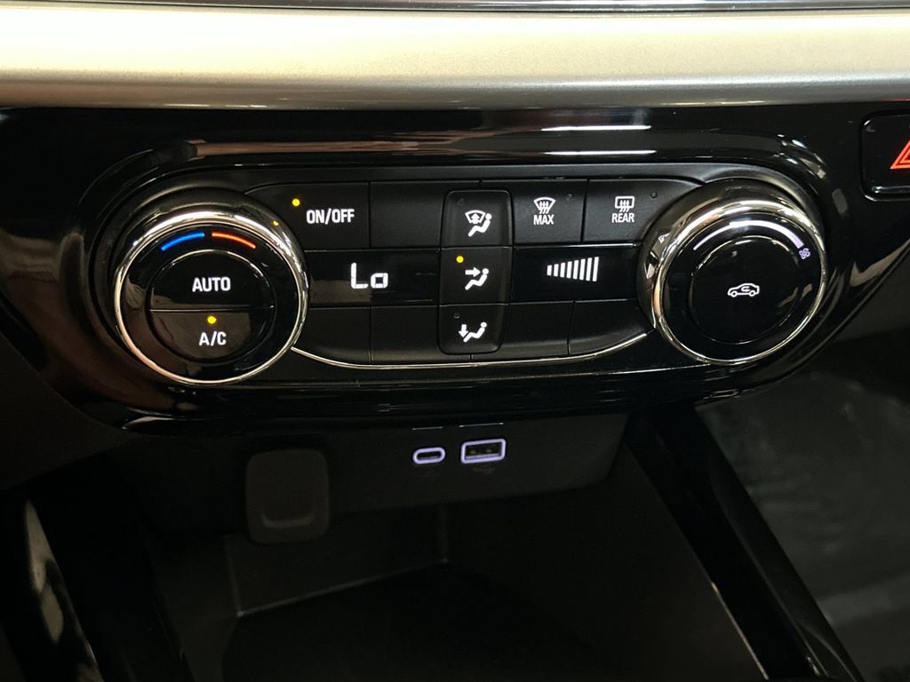 Used 2025 Chevrolet Trax LT FWD image 19