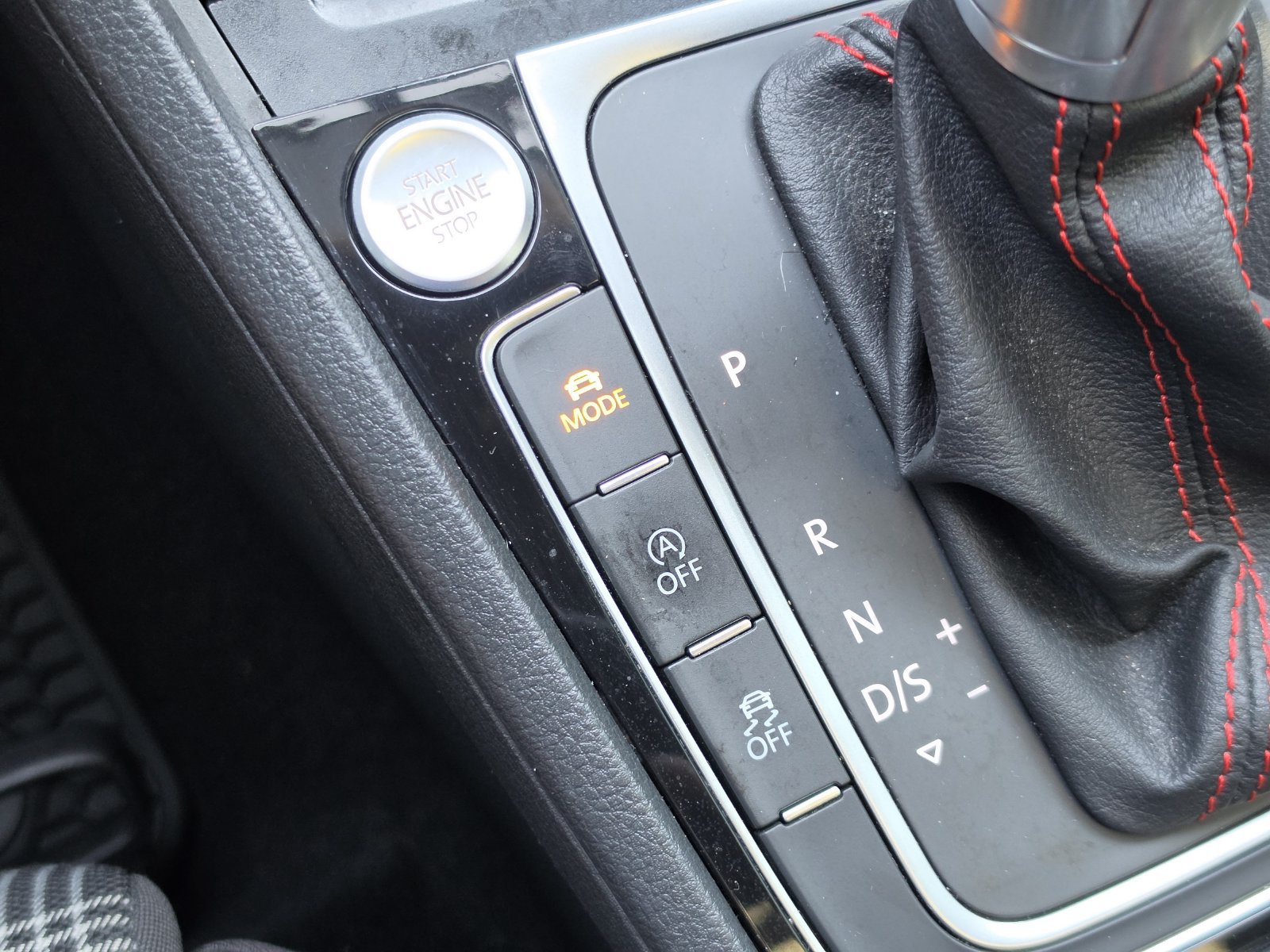 Used 2018 Volkswagen GTI SE FWD image 29