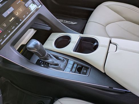 Used 2021 Toyota Avalon XLE image 13