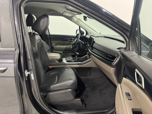 Used 2025 Kia Carnival FWD image 22