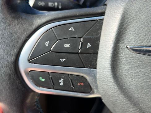 Used 2021 Chrysler Pacifica Touring-L w/ Uconnect Theater Family Group AWD/4WD image 17