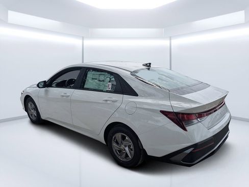 New 2026 Hyundai Elantra SE FWD image 5