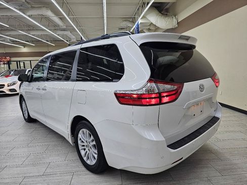 Used 2016 Toyota Sienna XLE w/ XLE Navigation Package FWD image 8