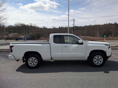 Used 2024 Nissan Frontier SV w/ SV Convenience Package image 4