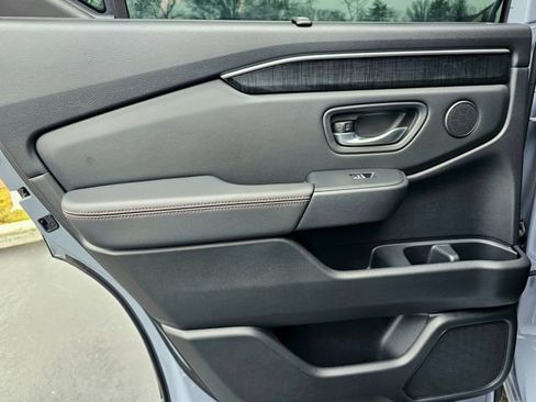 Used 2025 Honda Pilot Black Edition image 28