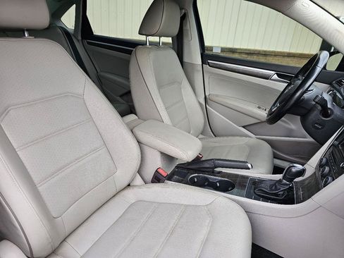 Used 2018 Volkswagen Passat 2.0T SE FWD image 13