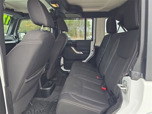 Used 2017 Jeep Wrangler Unlimited Sahara w/ Connectivity Group image 13