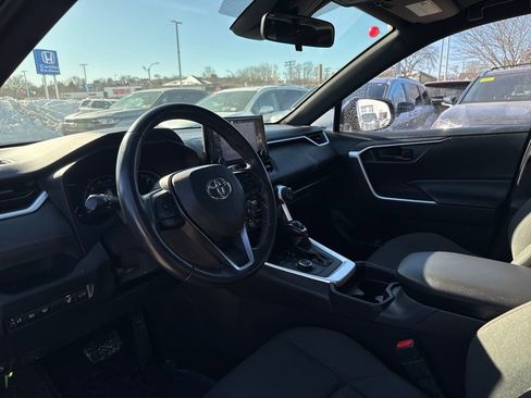Used 2021 Toyota RAV4 SE image 15