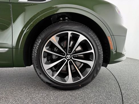 Used 2025 Bentley Bentayga image 38