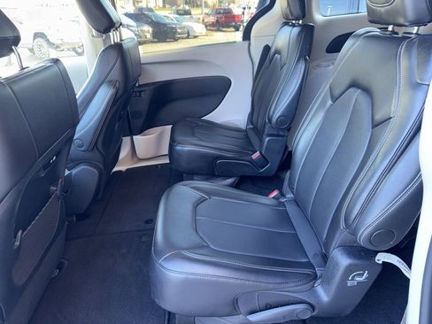Used 2024 Chrysler Pacifica Touring-L image 12