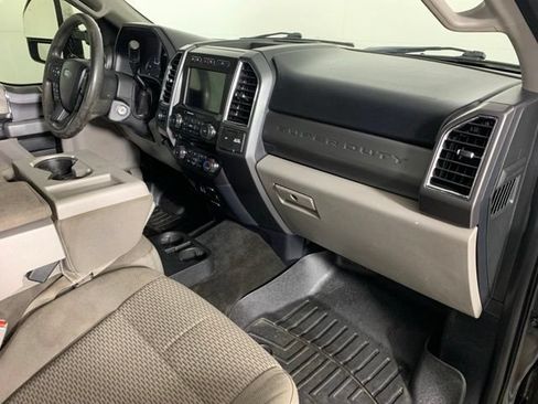 Used 2017 Ford F250 XLT w/ XLT Premium Package AWD/4WD image 4