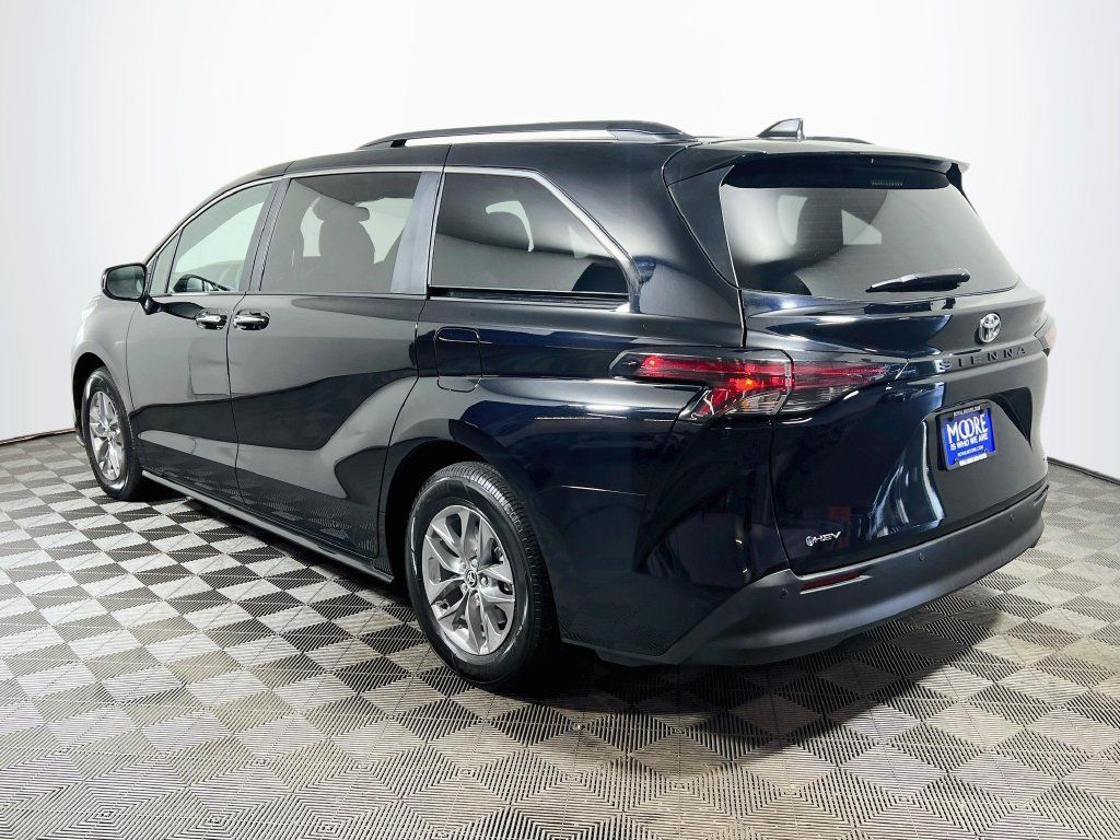 Certified 2026 Toyota Sienna XLE FWD image 5