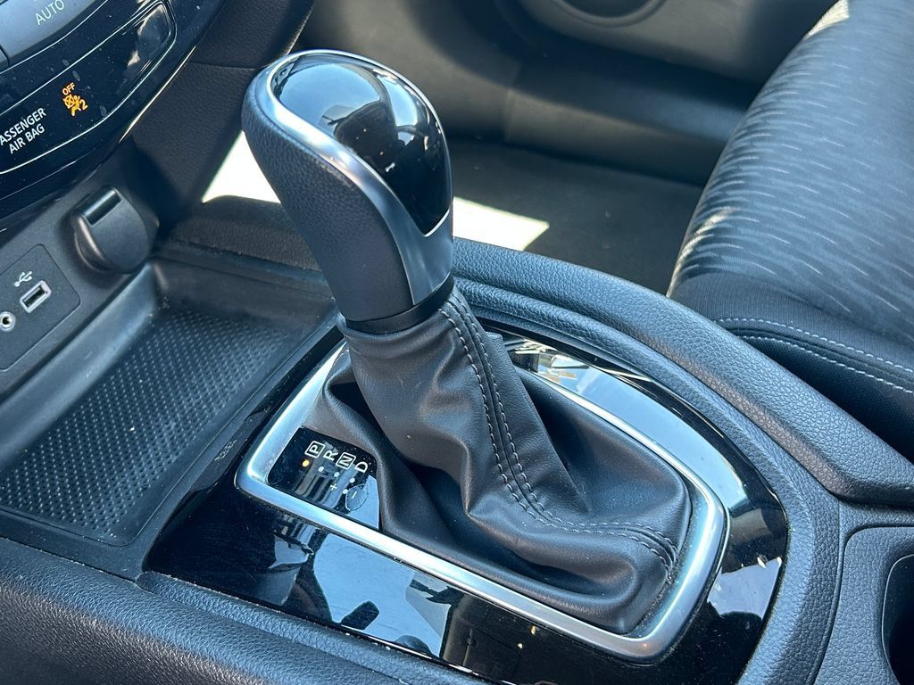 Used 2018 Nissan Rogue SV AWD/4WD image 29