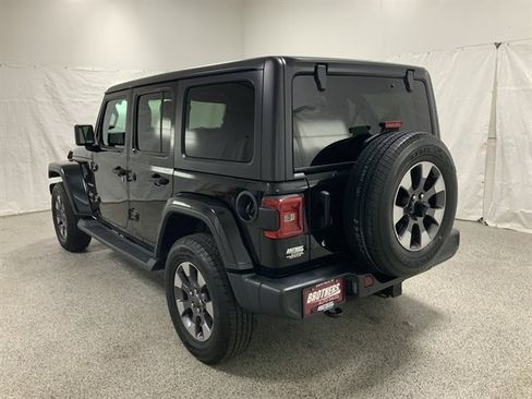 Used 2018 Jeep Wrangler Unlimited Sahara AWD/4WD image 5