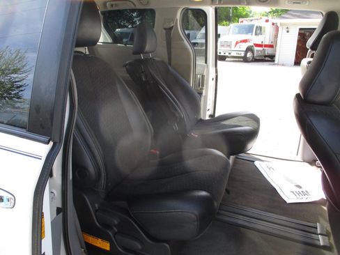 Used 2013 Toyota Sienna SE image 27