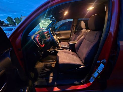 Used 2017 Toyota Tacoma TRD Off-Road image 8