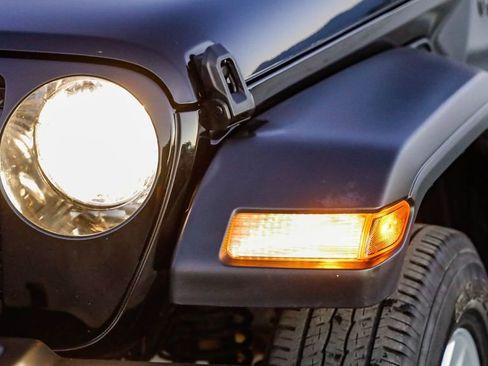 Used 2023 Jeep Gladiator Sport image 5