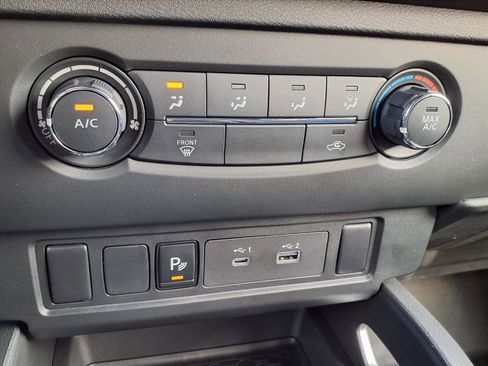 Used 2025 Nissan Frontier SV image 7