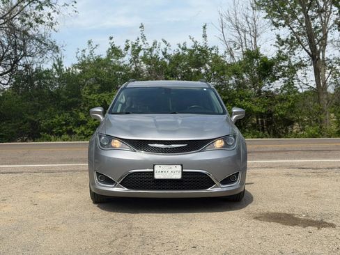Used 2017 Chrysler Pacifica Touring-L image 3