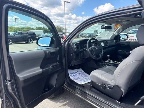 Used 2017 Toyota Tacoma SR AWD/4WD image 10