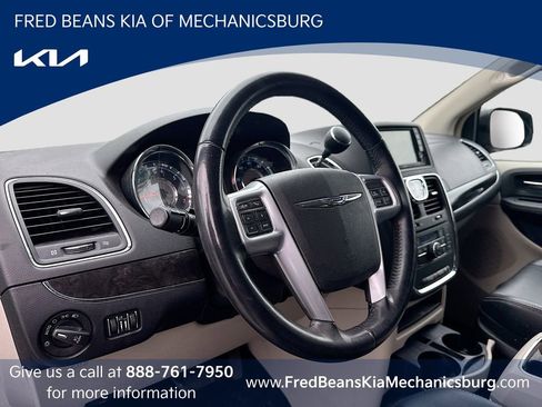 Used 2014 Chrysler Town & Country Touring FWD image 5