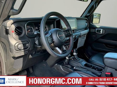 Used 2024 Jeep Gladiator Rubicon w/ Technology Group AWD/4WD image 17