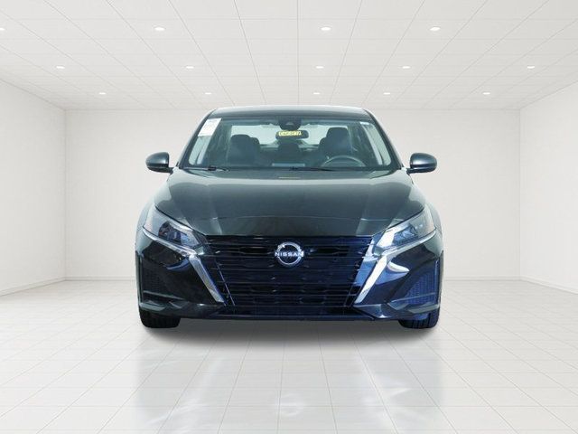 Used 2025 Nissan Altima 2.5 SV FWD image 2