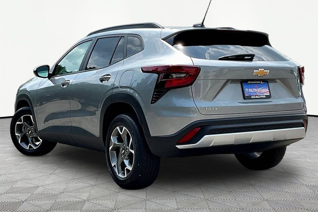 Used 2025 Chevrolet Trax LT w/ LT Convenience Package FWD image 5