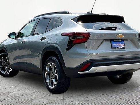 Used 2025 Chevrolet Trax LT w/ LT Convenience Package FWD image 5