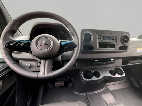 Used 2025 Mercedes-Benz Sprinter 2500 image 8