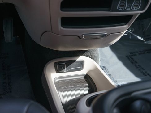 Used 2024 Chrysler Pacifica Touring-L AWD/4WD image 19