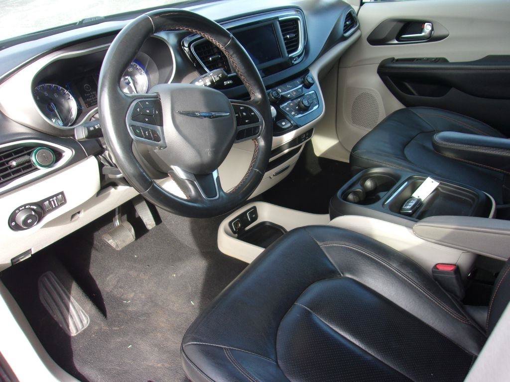 Used 2020 Chrysler Pacifica Touring-L FWD image 8