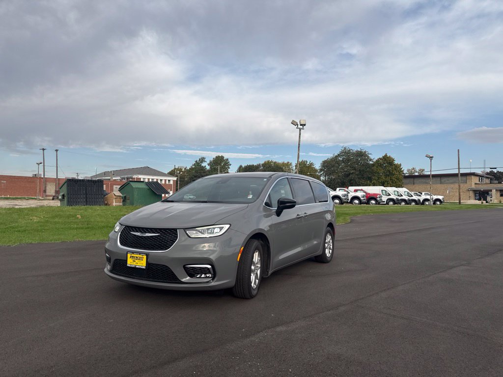 Used 2025 Chrysler Pacifica Select FWD image 4