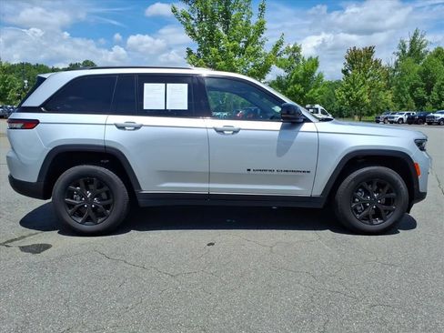 Used 2025 Jeep Grand Cherokee Altitude AWD/4WD image 31