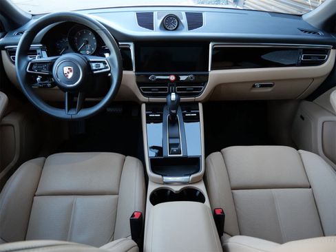 Used 2025 Porsche Macan image 8
